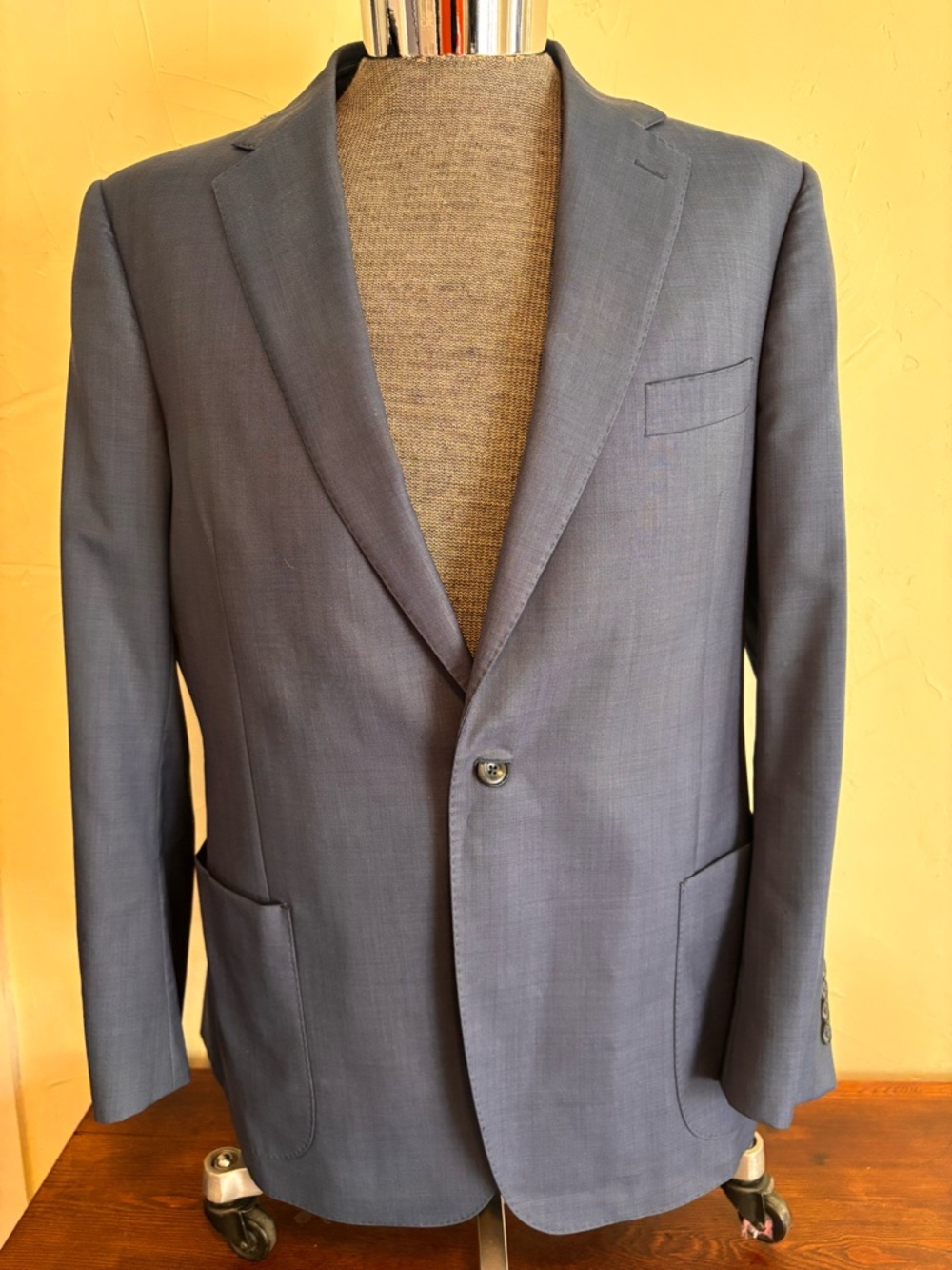 Custom J.Hilburn men's blazer. Excellent condition. See photos for measurements